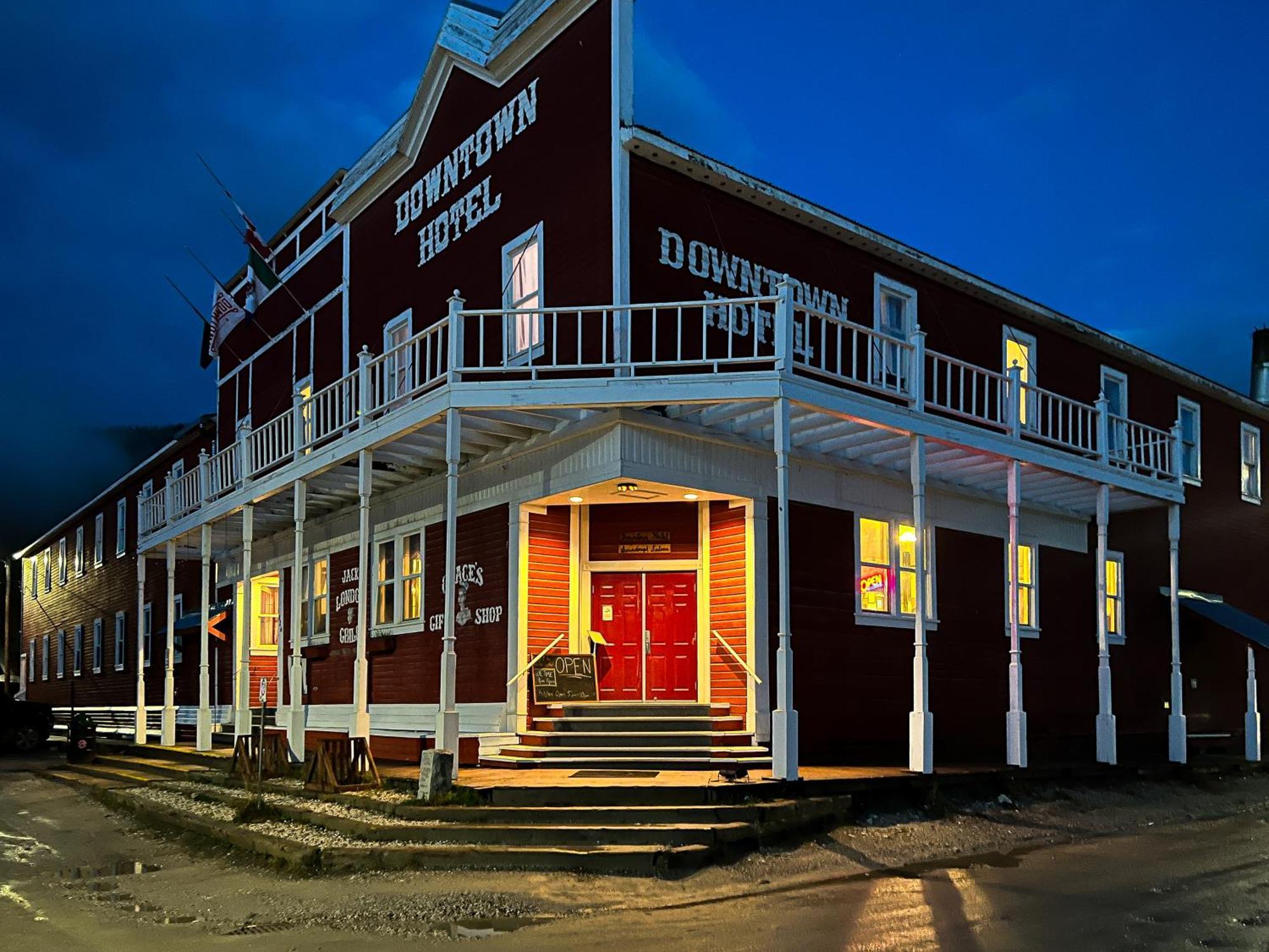 The Downtown, A Coast Hotel 道森市 外观 照片