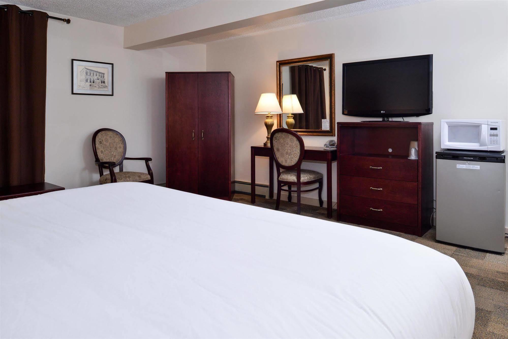 The Downtown, A Coast Hotel 道森市 外观 照片